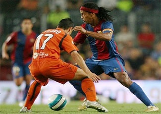 Eto'o tỏa sáng giúp Barca thắng đậm, Valencia vượt khó - 1