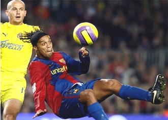 Ronaldinho cùng Barca nhấn chìm “Tàu ngầm vàng”  - 2