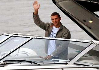 Shevchenko bỏ "chơi" xe để học tiếng Anh - 1 Shevchenko bỏ "chơi" xe để học tiếng Anh - 1