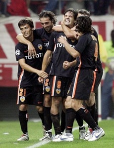 Roma, Valencia thắng lớn - 3