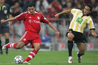 Bayern thắng trận đầu, tặng Oliver Kahn - 1