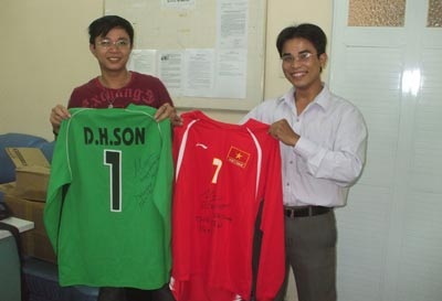 Trao áo của Hồng Sơn và Như Thành cho người trúng giá - 1