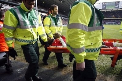 Adebayor ngồi ngoài 3 tuần, Wenger nổi đóa - 1