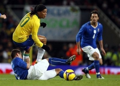 Elano và Robinho giúp Brazil "hạ gục" Italia - 2 Elano và Robinho giúp Brazil "hạ gục" Italia - 2
