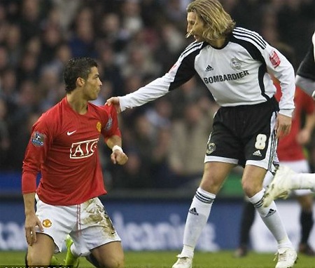 Ronaldo "phun mưa" vào đối thủ - 1 Ronaldo "phun mưa" vào đối thủ - 1