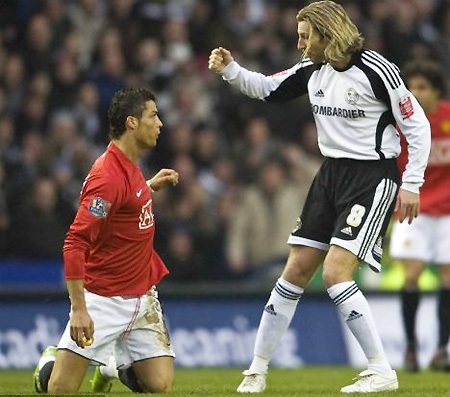 Ronaldo "phun mưa" vào đối thủ - 3 Ronaldo "phun mưa" vào đối thủ - 3