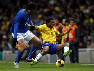 Elano và Robinho giúp Brazil "hạ gục" Italia - 3 Elano và Robinho giúp Brazil "hạ gục" Italia - 3