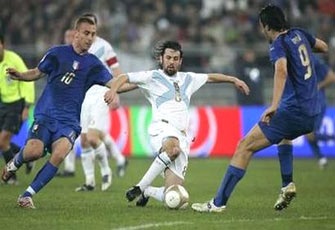 Luca Toni "nổ súng" giúp Italia khẳng định đẳng cấp - 2 Luca Toni "nổ súng" giúp Italia khẳng định đẳng cấp - 2