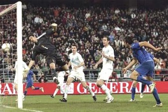 Luca Toni "nổ súng" giúp Italia khẳng định đẳng cấp - 3 Luca Toni "nổ súng" giúp Italia khẳng định đẳng cấp - 3