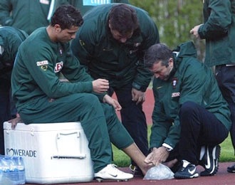 Cristiano Ronaldo dính chấn thương gót chân - 1