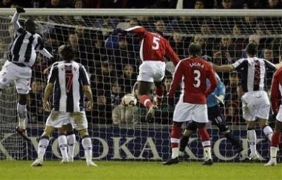 Arsenal thắp lên hy vọng trở lại tốp 4 - 2 Arsenal thắp lên hy vọng trở lại tốp 4 - 2