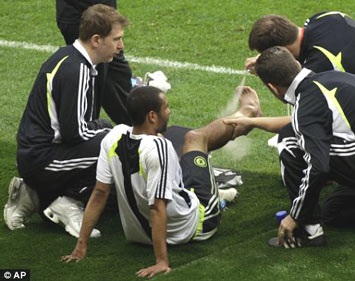 Ashley Cole sẽ vắng mặt trận chung kết đêm nay? - 1