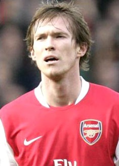 Adebayor doạ bỏ Arsenal nếu ko được tăng lương - 1