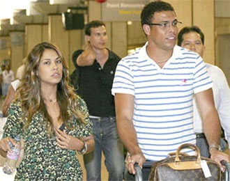 “Gã béo” Ronaldo "chài" được người đẹp mới  - 1