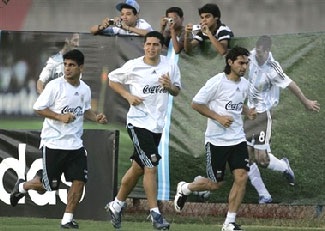 Tevez chỉ là "kép phụ" ở ĐT Argentina - 1 Tevez chỉ là "kép phụ" ở ĐT Argentina - 1
