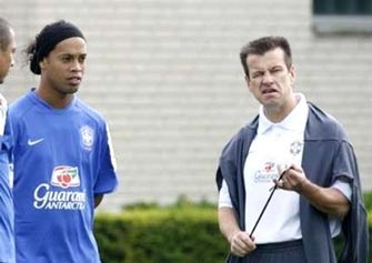 Dunga: “Kaka là số 1, Ronaldinho cần nỗ lực hơn nữa” - 1 Dunga: “Kaka là số 1, Ronaldinho cần nỗ lực hơn nữa” - 1