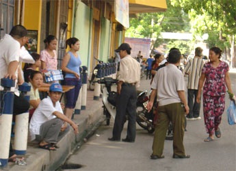 Nhộn nhịp cò vé vào "mùa" - 2 Nhộn nhịp cò vé vào "mùa" - 2