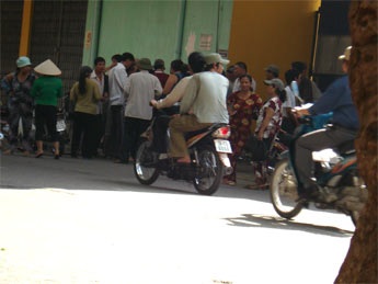 Nhộn nhịp cò vé vào "mùa" - 3 Nhộn nhịp cò vé vào "mùa" - 3