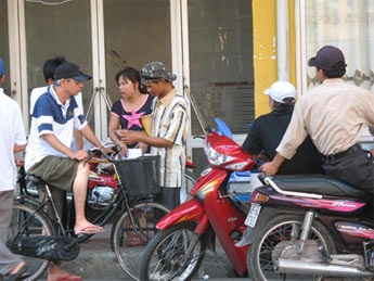 Nhộn nhịp cò vé vào "mùa" - 4 Nhộn nhịp cò vé vào "mùa" - 4