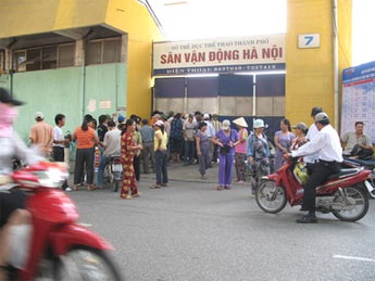 Nhộn nhịp cò vé vào "mùa" - 1 Nhộn nhịp cò vé vào "mùa" - 1