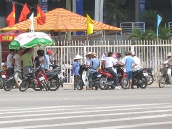 Nhộn nhịp cò vé vào "mùa" - 7 Nhộn nhịp cò vé vào "mùa" - 7