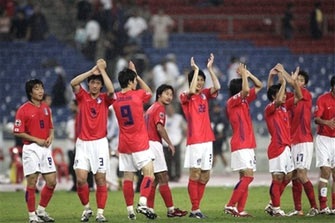 Hàn Quốc vượt qua Iran sau loạt "đấu súng" - 1