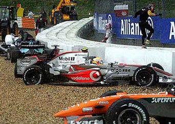 Trời “hại” Massa, trao chức VĐ cho Alonso - 1