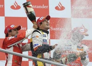 Hamilton lại chói sáng, Ferrari “điên đầu” - 3