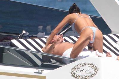 Phút tình tứ của "ông trùm" F1 với cô vợ siêu mẫu - 9