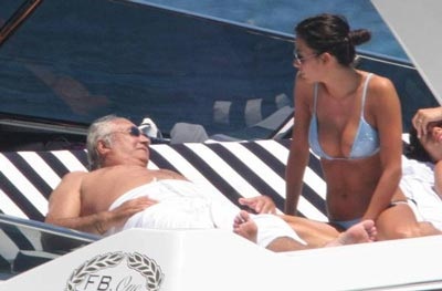 Phút tình tứ của "ông trùm" F1 với cô vợ siêu mẫu - 10