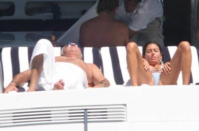 Phút tình tứ của "ông trùm" F1 với cô vợ siêu mẫu - 12