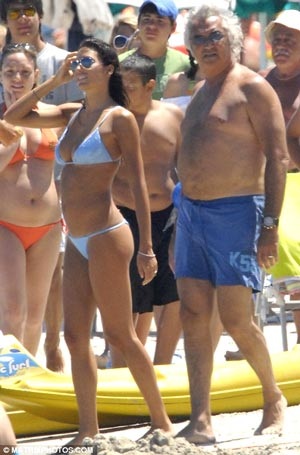 Phút tình tứ của "ông trùm" F1 với cô vợ siêu mẫu - 13