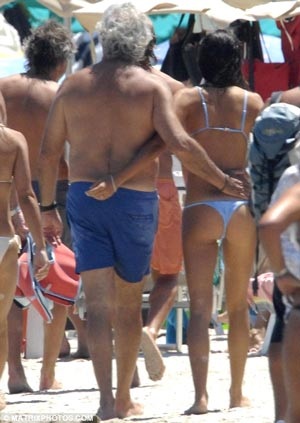 Phút tình tứ của "ông trùm" F1 với cô vợ siêu mẫu - 14