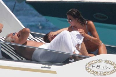 Phút tình tứ của "ông trùm" F1 với cô vợ siêu mẫu - 1