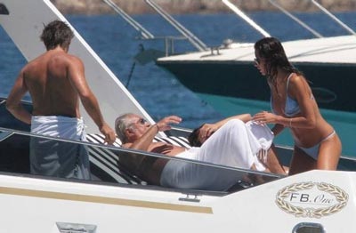 Phút tình tứ của "ông trùm" F1 với cô vợ siêu mẫu - 2