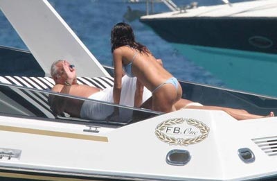 Phút tình tứ của "ông trùm" F1 với cô vợ siêu mẫu - 3