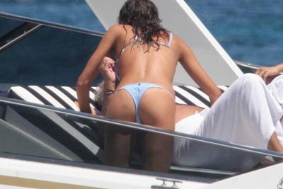 Phút tình tứ của "ông trùm" F1 với cô vợ siêu mẫu - 4