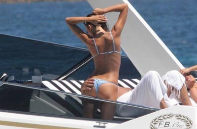 Phút tình tứ của "ông trùm" F1 với cô vợ siêu mẫu - 8