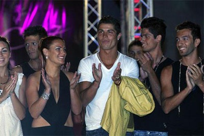 Ronaldo mở cửa hàng thời trang? - 5 Ronaldo mở cửa hàng thời trang? - 5