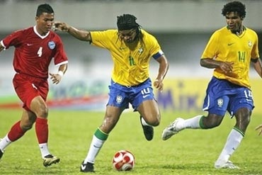 Các "Vũ công Samba" thắng dễ Singapore - 1 Các "Vũ công Samba" thắng dễ Singapore - 1