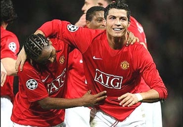 Van der Sar tin Ronaldo sẽ ở lại cùng MU - 1