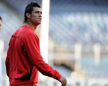 Nhà Glazer “bật đèn xanh” cho Real mua Ronaldo - 1