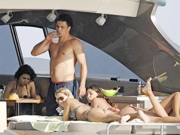 Ronaldo "phát phì" đến khó tin - 1