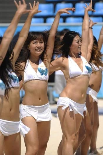 Những người đẹp cổ vũ làm "sáng bừng" sân đấu Olympic - 3