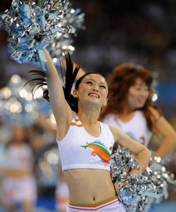 Những người đẹp cổ vũ làm "sáng bừng" sân đấu Olympic - 2