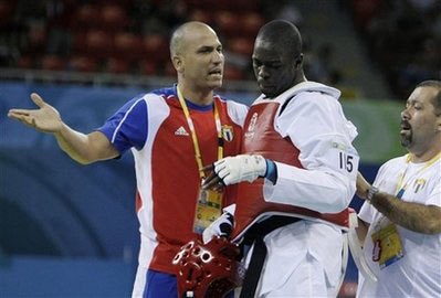 “Tung cước” vào mặt trọng tài vì bị xử thua - 9 “Tung cước” vào mặt trọng tài vì bị xử thua - 9