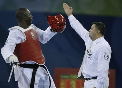 “Tung cước” vào mặt trọng tài vì bị xử thua - 4 “Tung cước” vào mặt trọng tài vì bị xử thua - 4