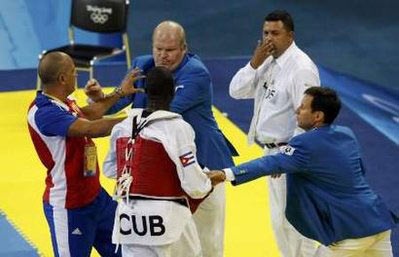 “Tung cước” vào mặt trọng tài vì bị xử thua - 6 “Tung cước” vào mặt trọng tài vì bị xử thua - 6