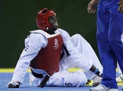 “Tung cước” vào mặt trọng tài vì bị xử thua - 2 “Tung cước” vào mặt trọng tài vì bị xử thua - 2