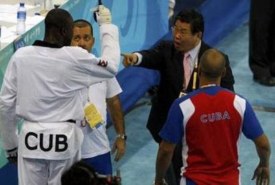 “Tung cước” vào mặt trọng tài vì bị xử thua - 7 “Tung cước” vào mặt trọng tài vì bị xử thua - 7